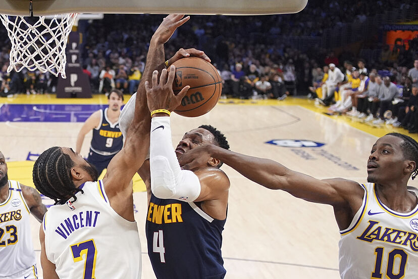 Russell Westbrook gana en casa de Los Angeles Lakers
